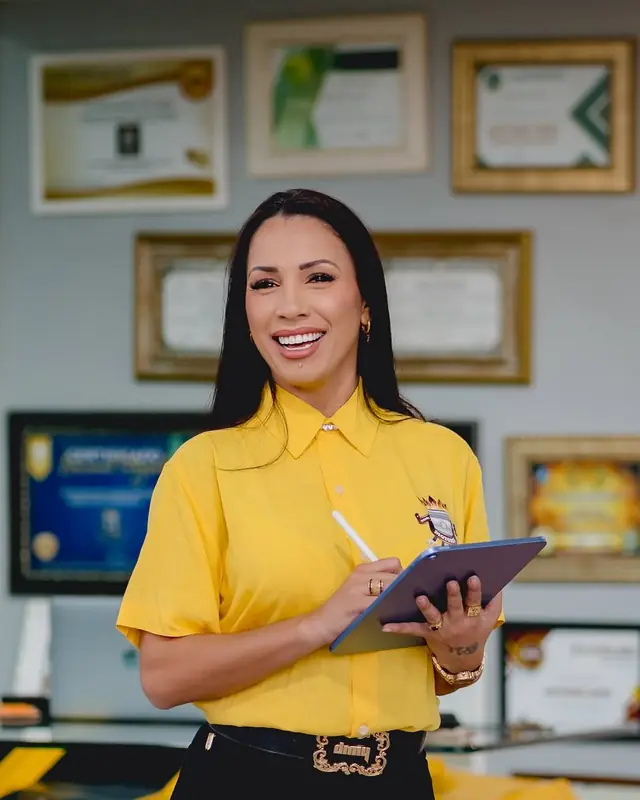 Uma das irmãs Diniz com o tablet de atendimento na recepção da Motores Diniz