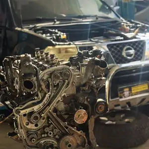 Motor de Nissan Frontier 2.5 retificado ao lado da caminhonete